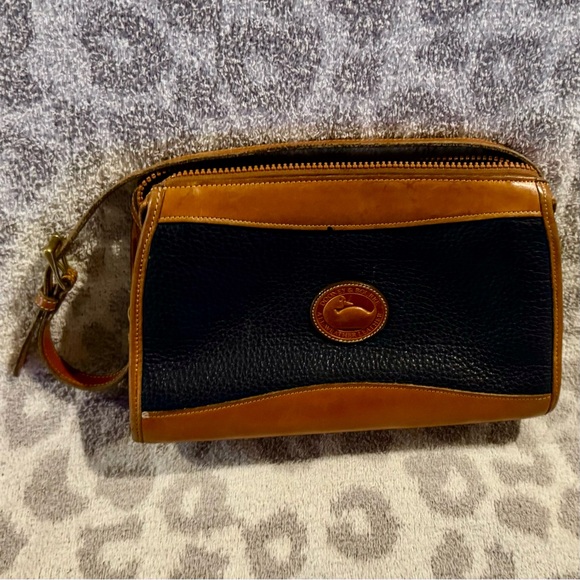 Dooney & Bourke Handbags - ✨ Dooney & Burke Vintage Dark Green & Tan Leather Shoulder Bag. Good Preloved ✨